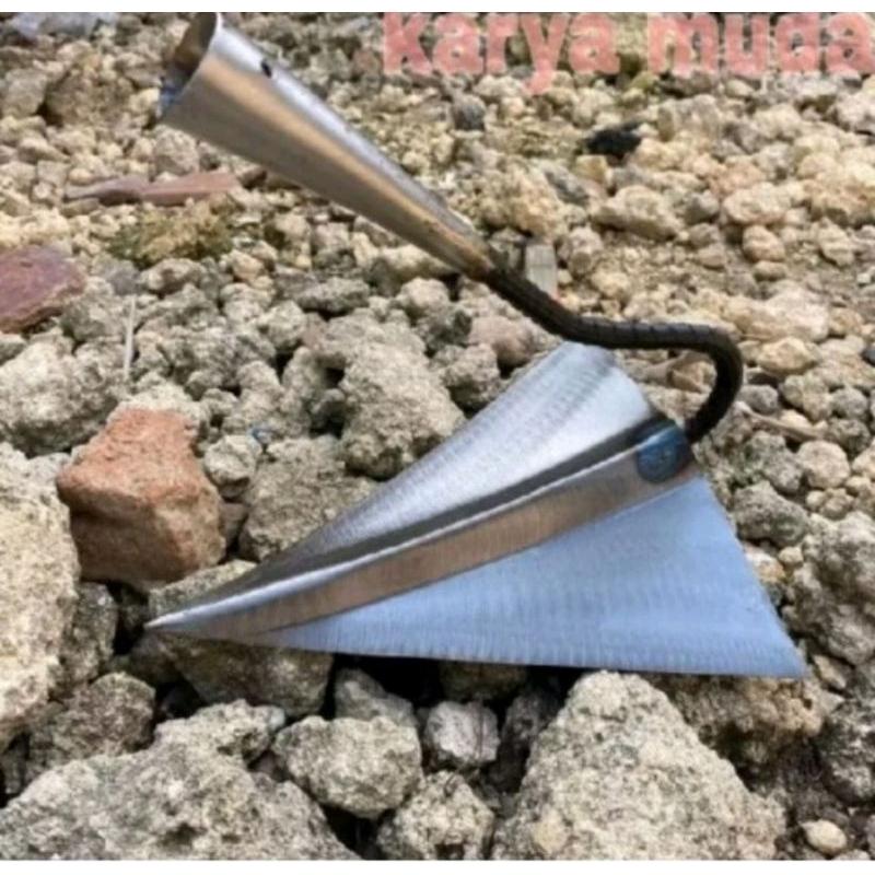 Cangkul Baja Segitiga Tanpa Gagang – Anti Karat & Kuat untuk pembuat galengan Sawah & Kebun