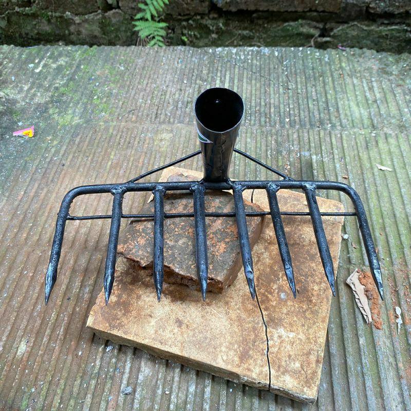 Garukan Tanah Serbaguna Gigi 8 – Cangkul Sampah & Kotoran | Lebar 28cm | Besi Baja Kuat